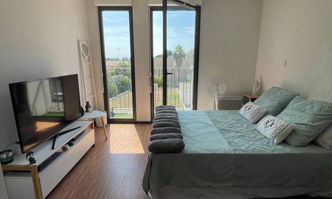 Aiguerelles Apartment | Studio Tout Confort, Accès aux Plages en 15 Minutes par Bus/tram Juste en Bas!