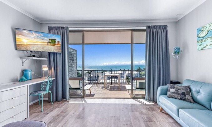 Airlie Beach Apartment | Studio unit with ocean view