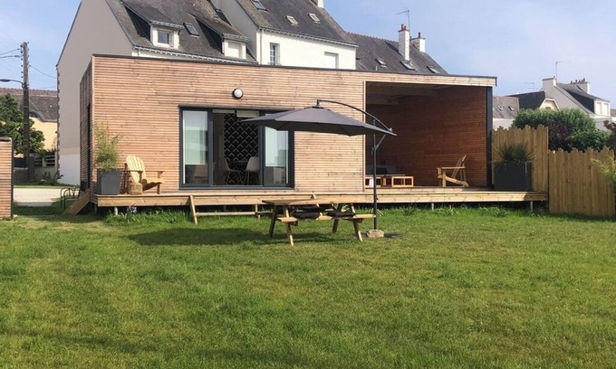 Locmiquelic Apartment | Studio with pergola overlooking large garden