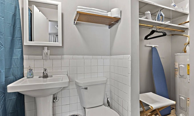 Aurora Apartment | Studio1116E/PetFriendly/WIFI/BigTV/PKG/nearDowntown Aurora.