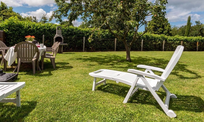 Commes House | Stunning private villa for 4 people with WIFI, TV, terrace, pets allowed and parking