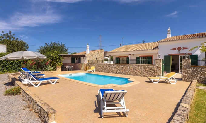 Murta House | Stunning private villa for 6 people with WIFI, private pool, A/C, TV and terrace