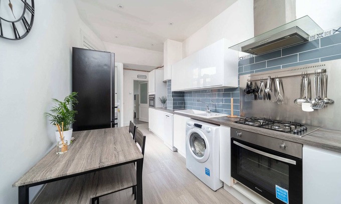 Palmers Green Apartment | Stunning 1BR Flat with Private Garden