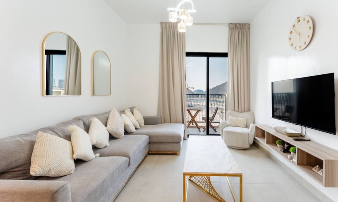 Al Khan Apartment | Stunning 2 Bed in Cyan Beach Residence