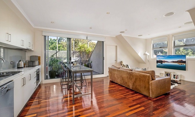Northcote Apartment | Stunning 2-Bed Unit with BBQ Patio near Dining