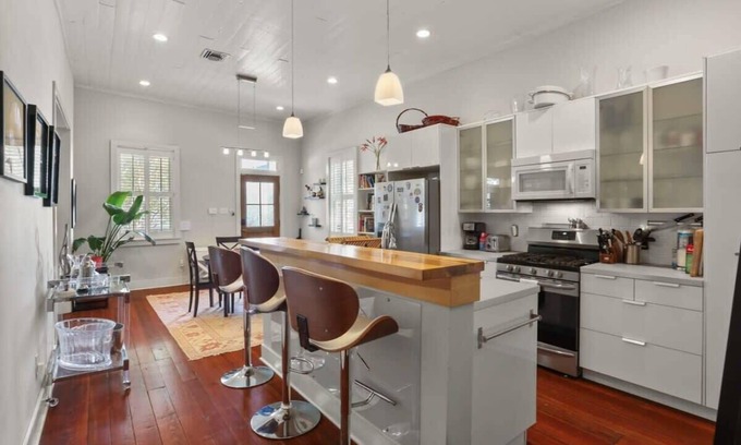 Faubourg Delachaise House | Stunning 2BD | Uptown-Music Vibes | Gated Parking