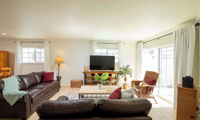 Lake Balboa Apartment | Stunning 2Br 3Ba Condo