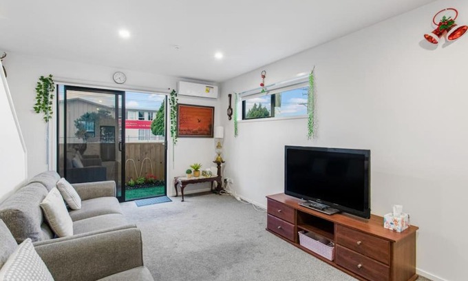 Kelston House | Stunning 2BR in Kelston - WIFI - Carpark