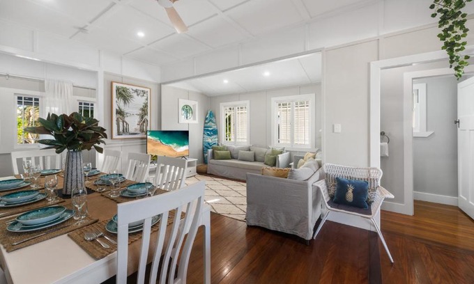 Dicky Beach House | Stunning 4 Bedroom Beach House - Dicky Beach Original
