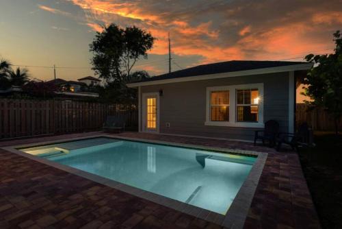 Parrot Cove House | Stunning 4BR 3BA Cottage Pool 5 Min to Beach