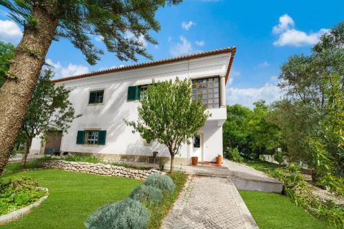 Palmela Villa | Stunning 5-Bedroom Villa with Pool by Hostlovers