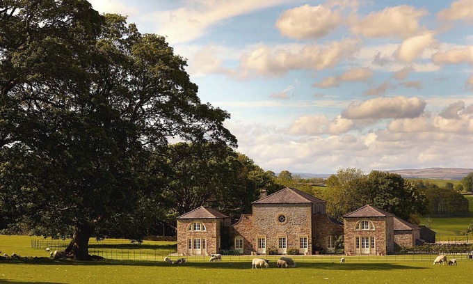 Skipton House | Stunning 6 bedroom retreat the heart of Yorkshire Dales with access to an awarding winning wellbeing resort