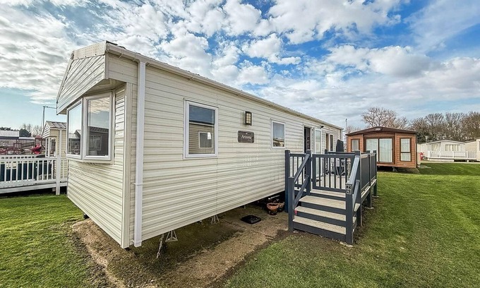 Hopton House | Stunning 6 berth caravan with decking at Broadland Sands ref 20028BS