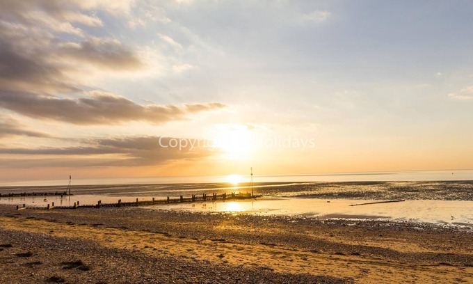 Hunstanton House | Stunning 6 berth lodge with decking at Manor Park in Hunstanton ref 23064K