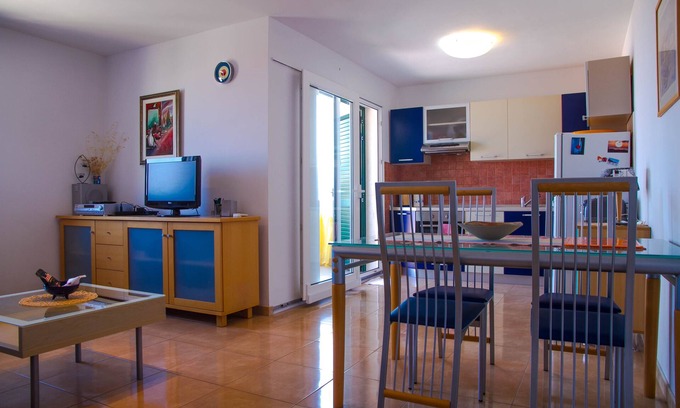 Milna (Brac) Apartment | Stunning apartment with terrace looking across the glistening Adriatic