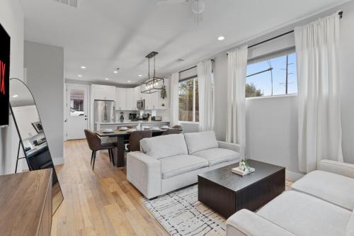 University Hills and Windsor Park House | Stunning Area - 3BR Escape - 5 Mins to DT - Sleeps 10
