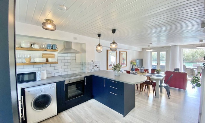 South Cerney Cabin | Stunning Completely Refurbished Lakeside Lodge - Sleeps 6