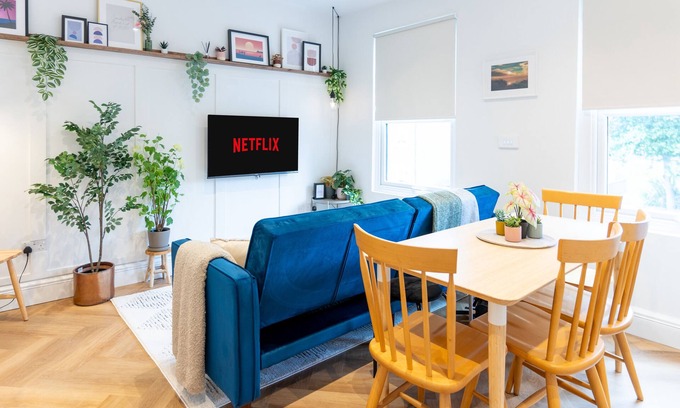 Canning Town North Apartment | Stunning cosy flat near 02, canary wharf, free parking