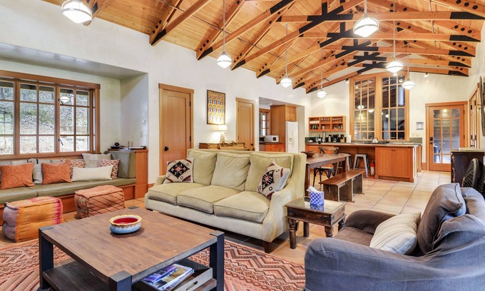Hacienda House | Stunning Country Retreat, Pool, Hottub, Views, 92 Acres