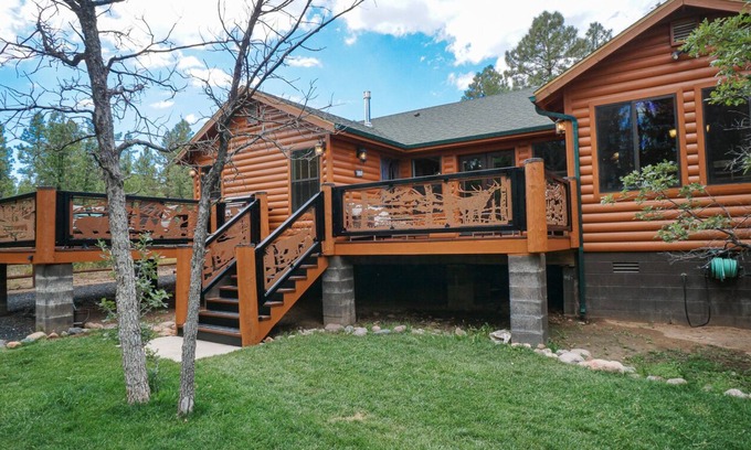 Show Low Cabin | STUNNING CUSTOM BUILT CABIN ON LARGE FENCED LOT WITH THEATER ROOM! PETS WELCOME