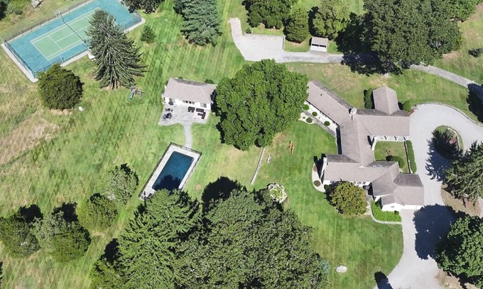 Stonington House | Stunning Estate with 7 bedrooms, private pool, tennis court and spacious gardens