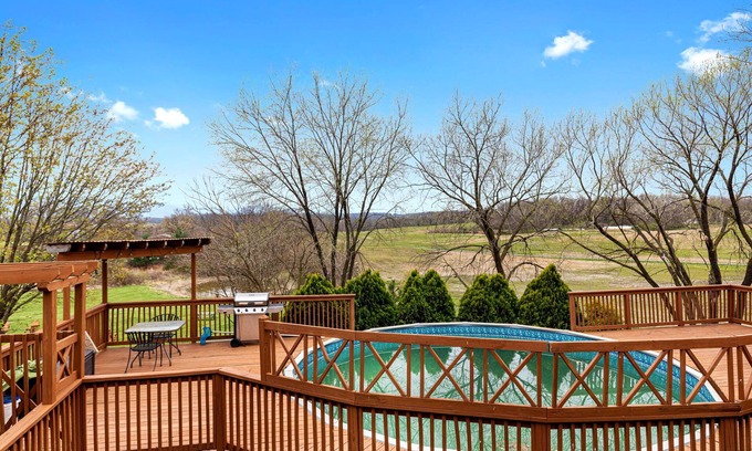 Berryville Villa | Stunning Former Winery With Mountain Views