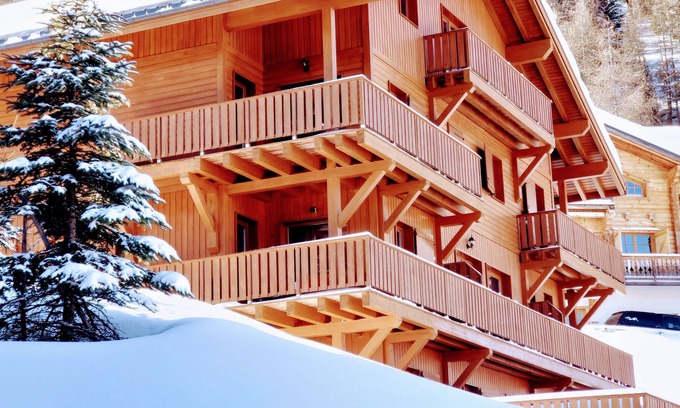 La Roche Apartment | stunning views, warm & cosy, great kitchen & free internet with amazing skiing!