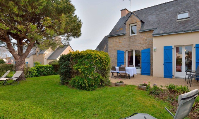 Saint-Gildas-de-Rhuys House | Stunning villa for 4 guests with WIFI, TV, terrace, pets allowed and parking