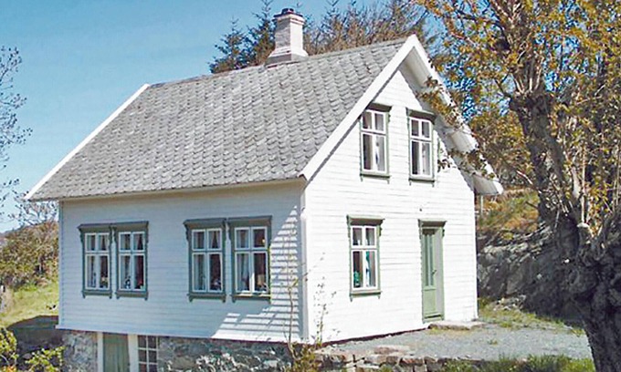 Lykling House | Stunning home in Finnås with kitchen