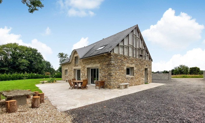 Guegon House | Stunning home in Guégon with WiFi