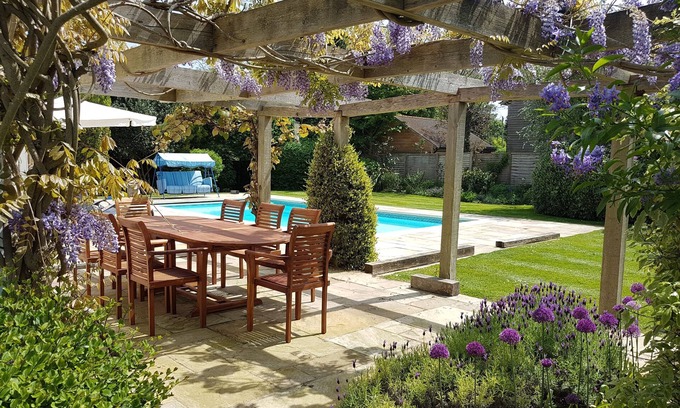 Itchenor House | Stunning Home in Pretty Seaside Village with Seasonal Pool and Large Garden