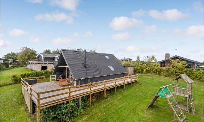 Floutrup House | Stunning Home In Roslev With Wifi