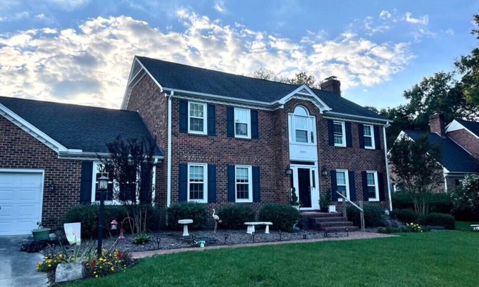 High Point House | Stunning home located in the heart of the Triad with an immaculate outdoor area and updated furnishings.