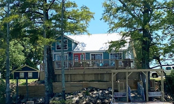 Dundee House | Stunning Lakefront Getaway on Moon Lake