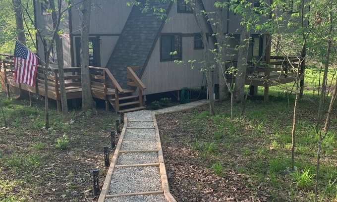 Innsbrook House | Stunning Lakeside Retreat at Innsbrook w/Swing, Canoe and 3 Kayaks