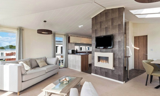 Wiseman's Bridge Ski Chalet | Stunning lodge with one double with en suite walk in shower and one twin.