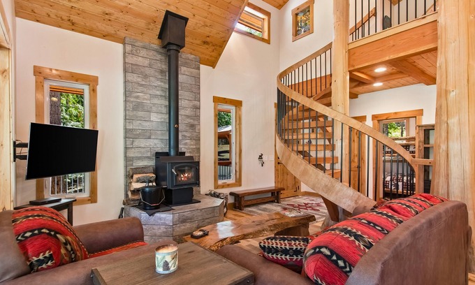 Sandpoint Cabin | Stunning mountain cabin with lake view, firepit, grill, patio & washer/dryer