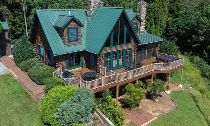 Saluda House | Stunning Mountain Views on 8 Acres with Hot Tub, sleeps 10