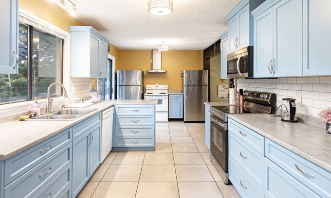 Regional District of Nanaimo House | Stunning Nautical 6BED Family Home in Nanaimo