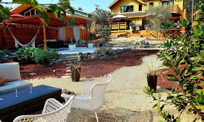 Glen Ellen House | Stunning new home on creek, with spa pool, 5min walk to wineries & restaurants