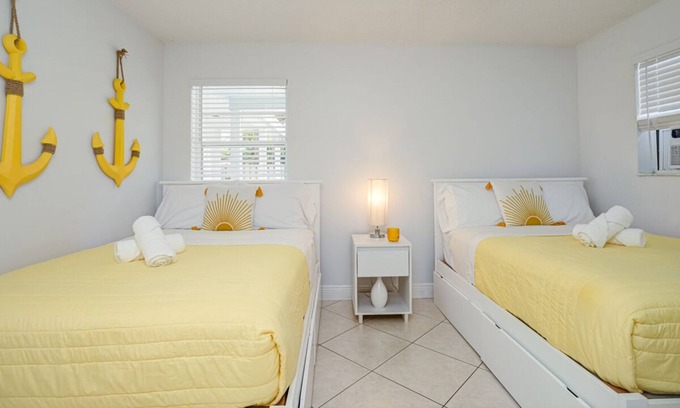 Lake Worth Apartment | *Stunning* Palm Beach CTY HOT 7Guest 5min 2 Beach*