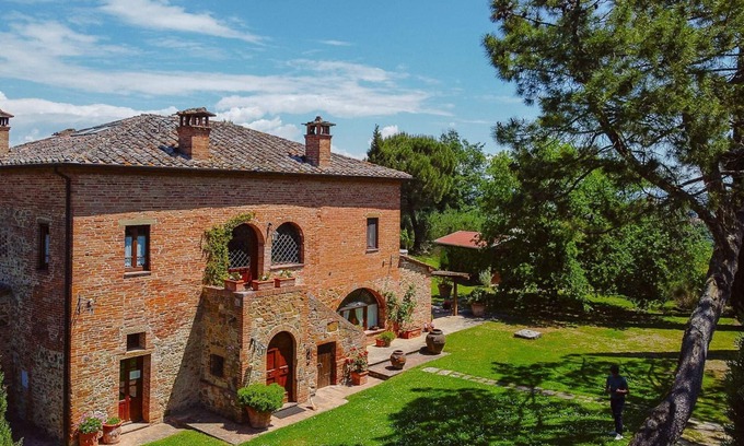 Torrita di Siena Villa | Stunning private villa with WIFI, private pool, TV and parking, close to Montepulciano