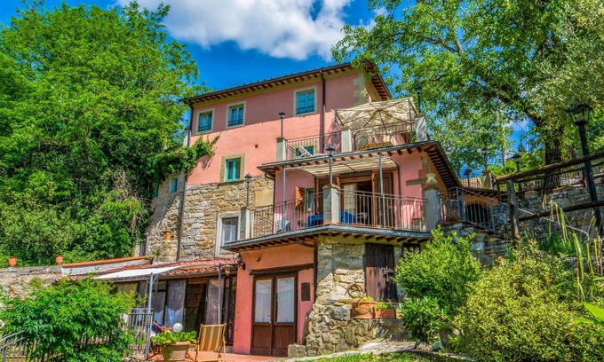 Loro Ciuffenna House | Stunning private villa for 12 people with WIFI, private pool, TV, terrace and pets allowed