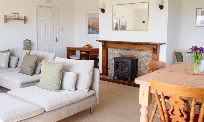 Portree House | Stunning private villa for 4 people with WIFI, TV, patio and parking