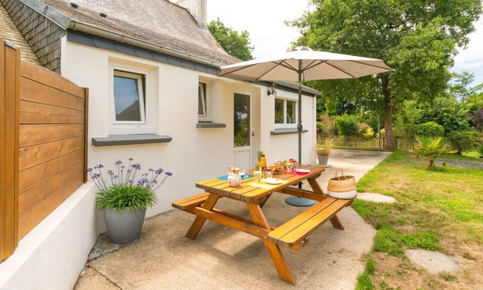 Plovan House | Stunning private villa for 4 people with WIFI, TV, terrace, pets allowed and parking