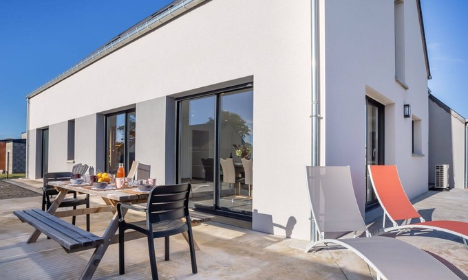 Bolleville House | Stunning private villa for 10 guests with WIFI, TV, terrace and pets allowed