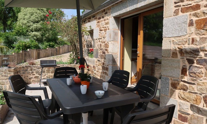 Ploulech House | Stunning private villa for 6 people with WIFI, TV, terrace, pets allowed and parking
