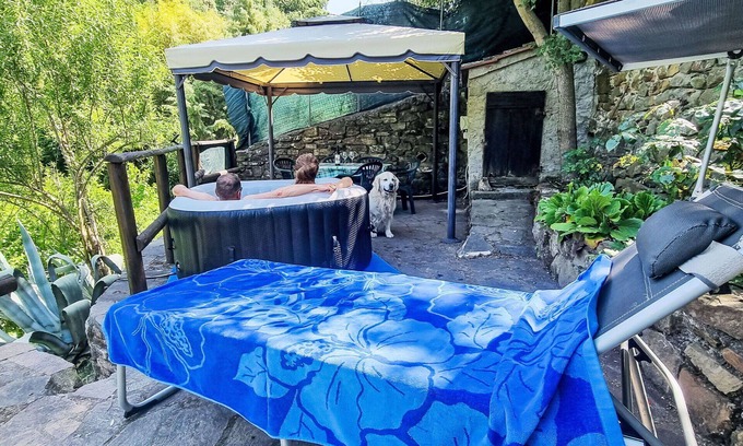 Montorgiali House | Stunning private villa for 5 people with hot tub, A/C, WIFI, TV, patio and pets allowed