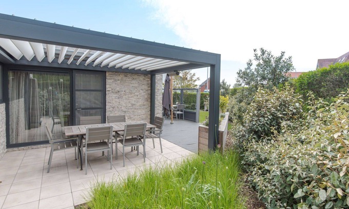 Bredene House | Stunning private villa for 5 guests with WIFI, TV, terrace and parking