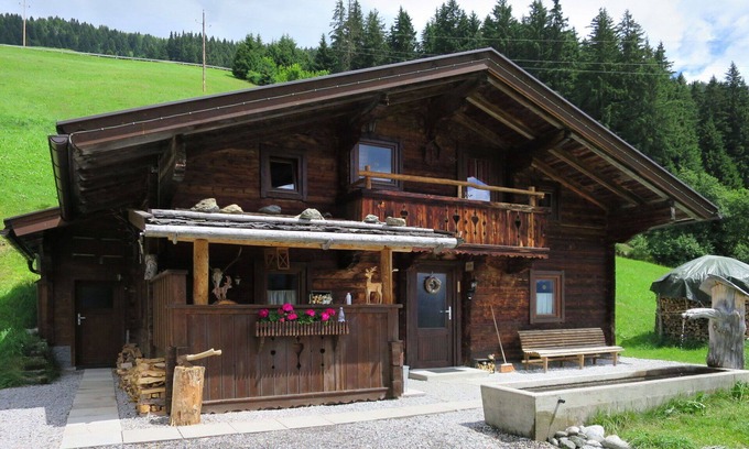 Hippach House | Stunning private villa for 13 guests with WIFI, TV, terrace and pets allowed
